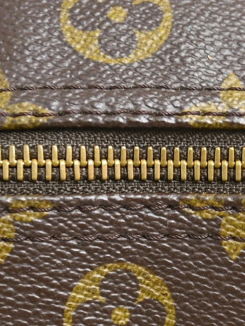 Louis Vuitton outside 	ab